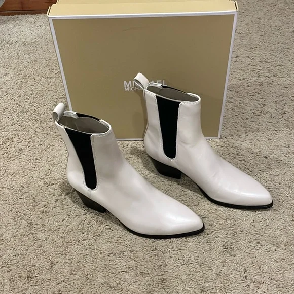 Michael Kors Elegant lt cream LEATHER Kinley Bootie new in the box size 8 - Picture 4 of 9